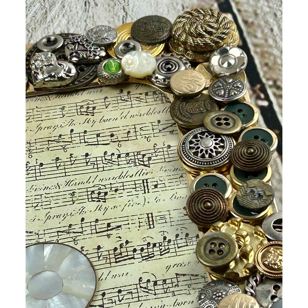 Embellished Button Frame - Picture 3 of 6